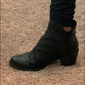 Aerosoles black bootie size 7